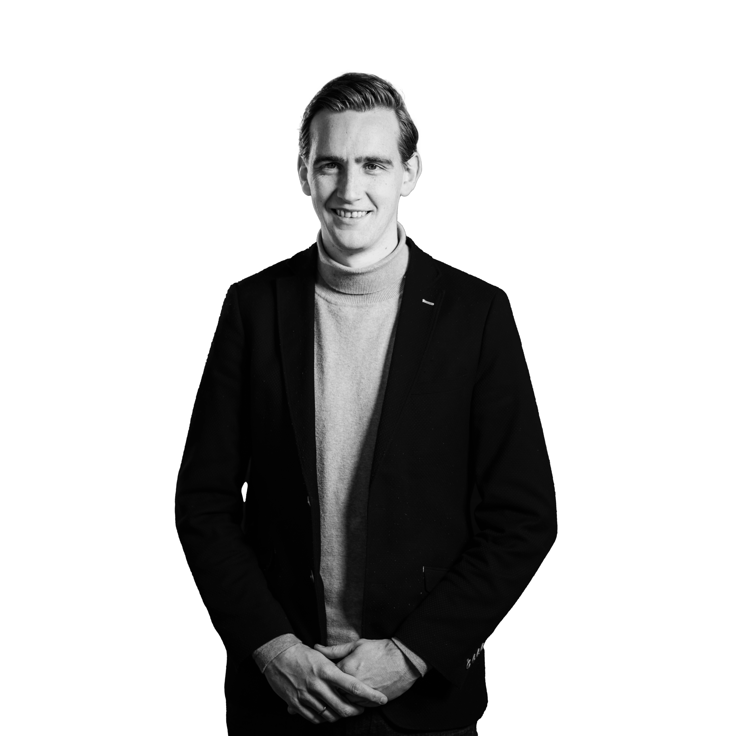 Portretfoto van badkamer ontwerper Niels, in nette staande positie.