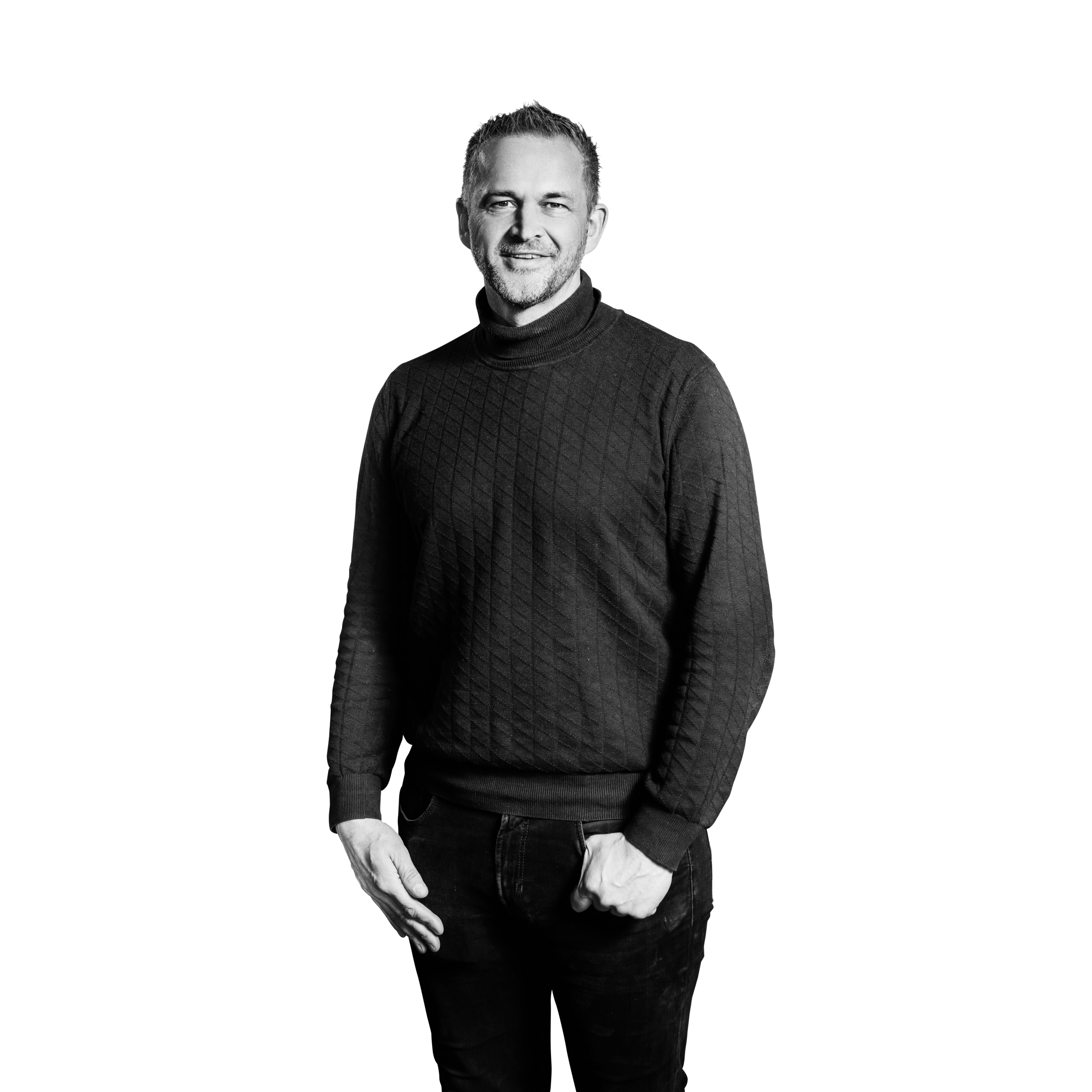 Portretfoto van badkamer ontwerper Anton, in nette staande positie.