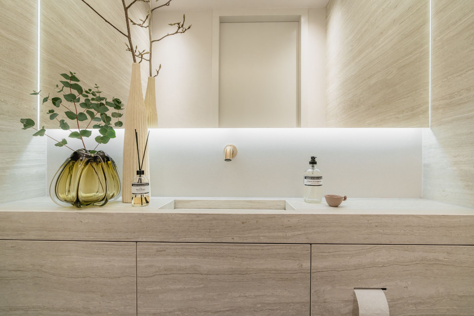 Maatwerk spiegel met verlichting, maatwerk wastafel, beige badkamer, wastafel met dubbele bak, gessi sensor kraan goud