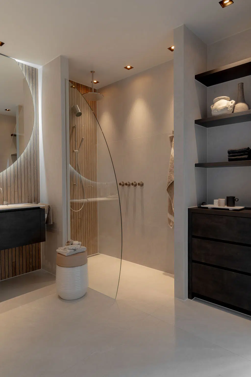 Impressie van een Japandi badkamer, voorzien van walk-in douche met maatwerk glazen douchewand. Deze unieke douchewand volgt de vorm van het water en heeft de vorm van een zeilboot.